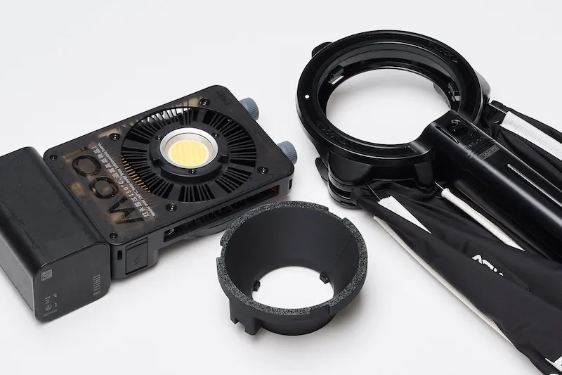 トレスオンラインショップで販売する製品例(写真手前:3Dプリンタ出力品)